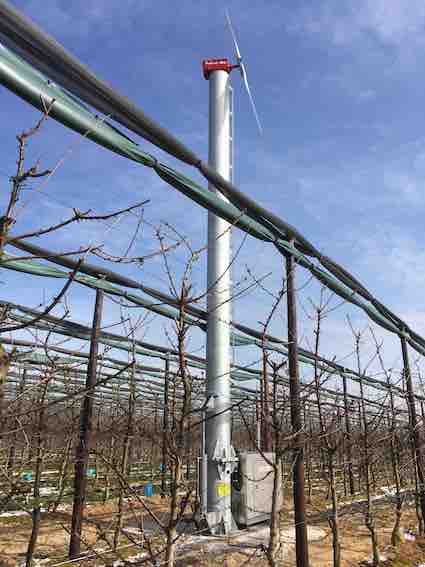 Installatie van een neerklapbare wind machine bij hagelnetten